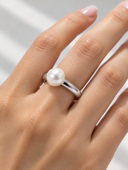 Woman wearing a silver pearl-effect bead ring on her finger
