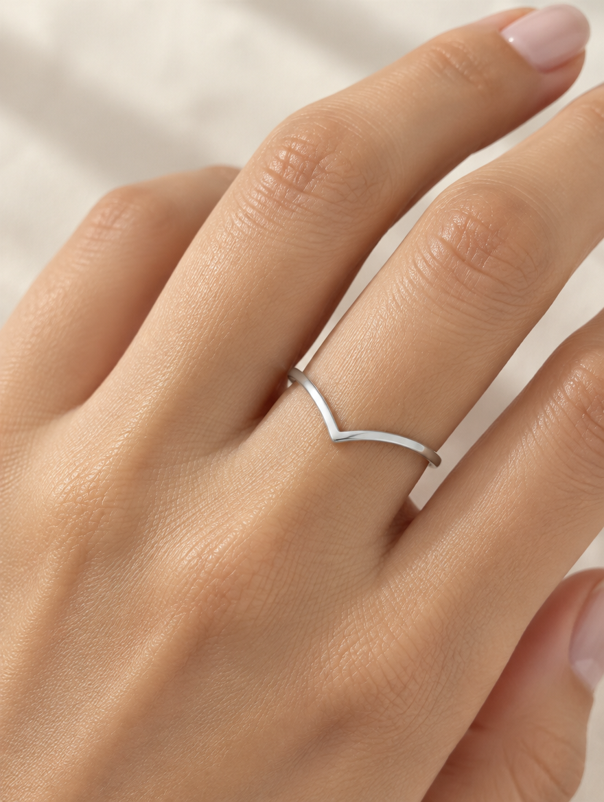Woman wearing a silver slim chevron band ring on her finger